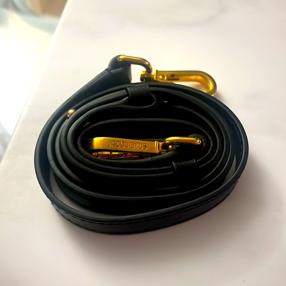 JACQUEMUS signature leather bag in Black leather, gold details. With dus… - Picture 16 of 16